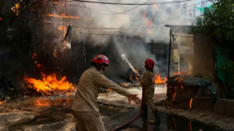 Mindestens 21 Tote bei Brand in Neu-Delhi – Viele Fragen offen