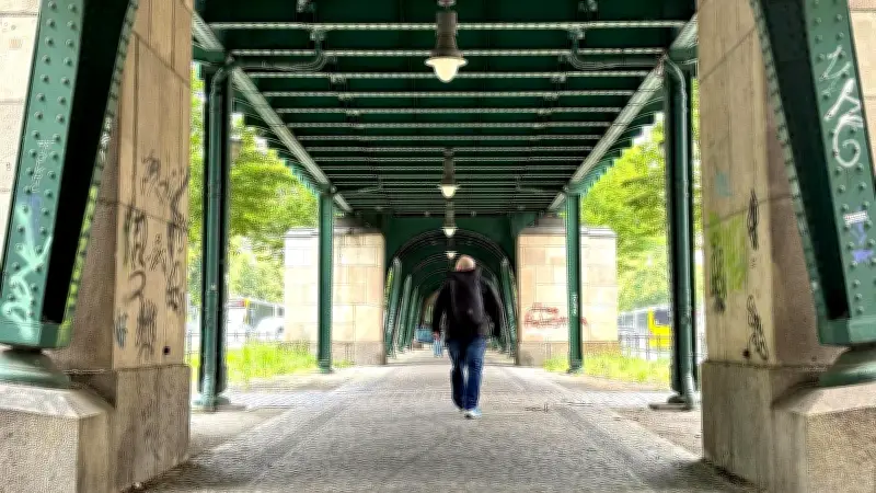 Modenschau unter U-Bahn: Genehmigungsstreit in Pankow