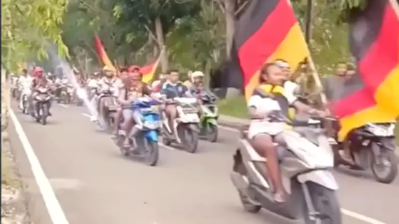 Mofa-Korso mit Deutschland-Fahnen: DFB-Wahnsinn in Indonesien