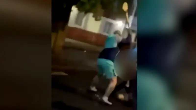 Mutiger Vater stoppt Messerangreifer in Belfast mit Hurling-Schläger