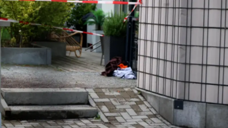 Mutter und Kind stürzen von Balkon in Berlin-Reinickendorf – Lebensgefahr