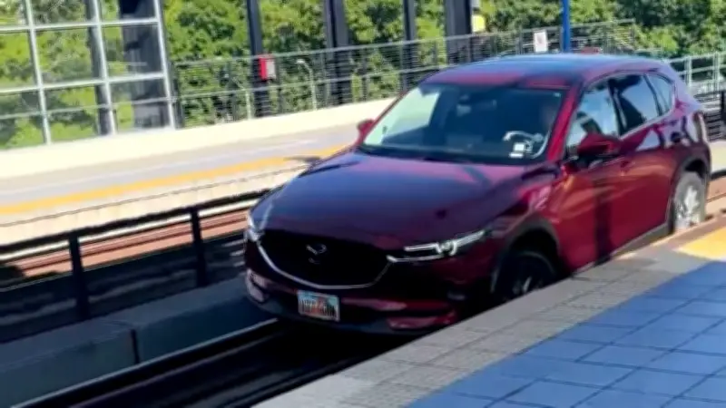 Navi-Panne: Frau fährt Auto auf Hochbahngleise in München