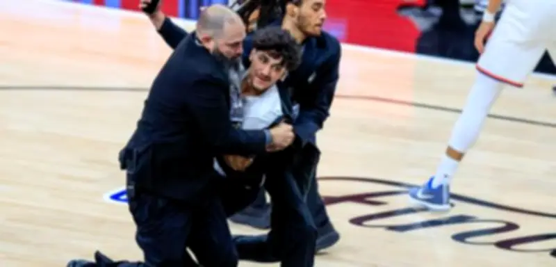 NBA sperrt Flitzer lebenslang nach Selfie-Versuch bei Finals