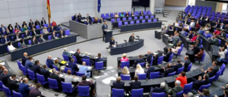 Nebentätigkeiten im Bundestag: Mehr als jeder dritte Abgeordnete meldet Einkünfte