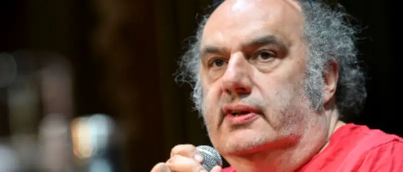 Neuer Intendant macht Volksbühne zum Schwimmbad