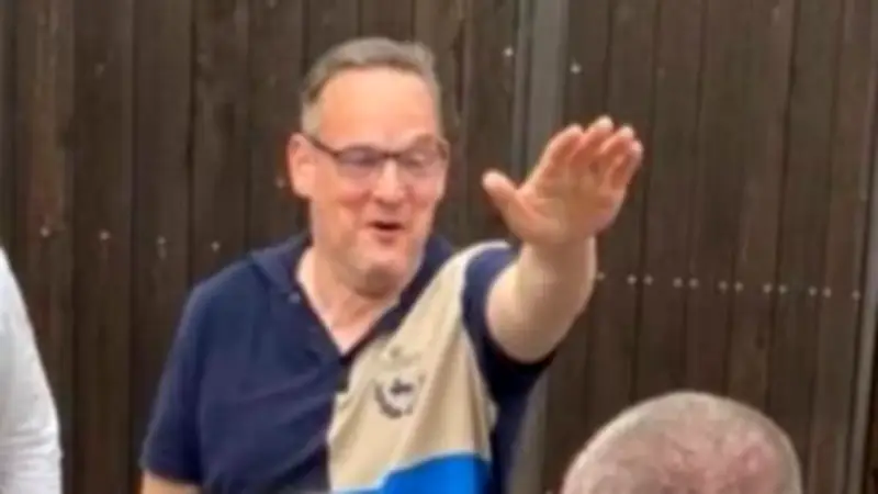 Neues Foto belastet AfD-Chef Reichardt: Hitlergruß oder Ritterschlag?