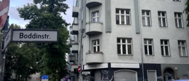 Neukölln prüft Vorkauf von drei Häusern im Flughafenkiez