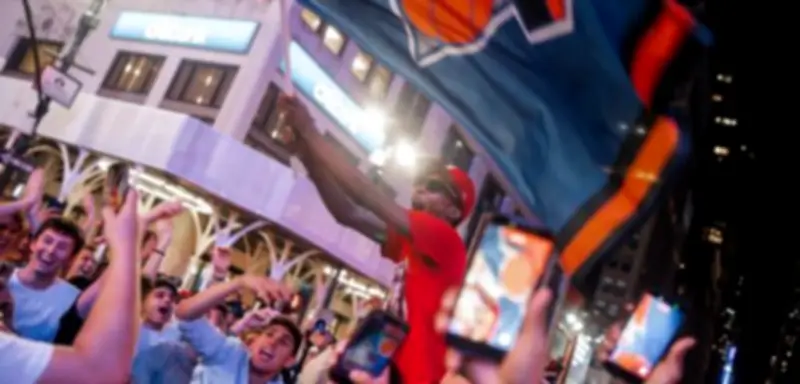 New York Knicks: Fans feieren Sieg in NBA-Finals auf Straßen Manhattans
