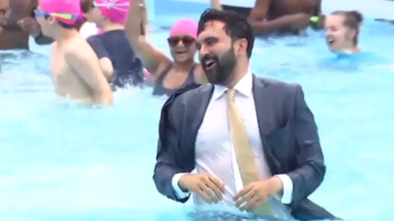 New Yorker Bürgermeister springt im Anzug ins Freibad zur Saisoneröffnung