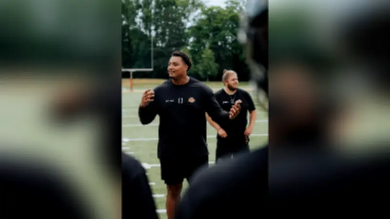 NFL-Star Brandon Coleman unterstützt Berliner Football-Talente bei Charity-Camp