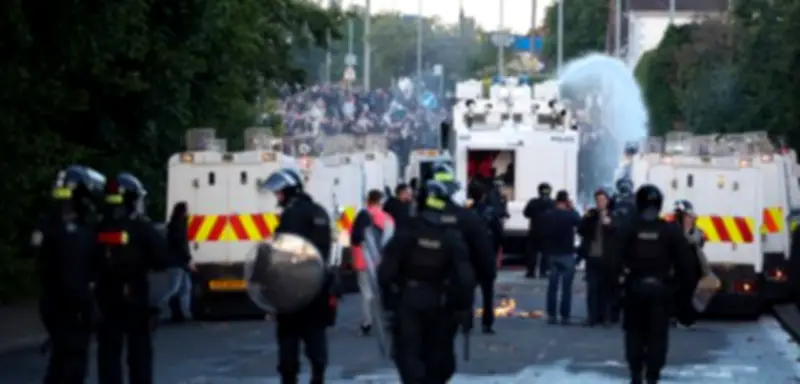Nordirland: Polizei geht mit Wasserwerfern gegen rassistische Proteste vor