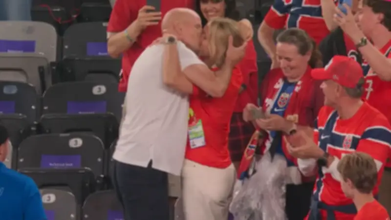 Norwegen-Trainer Solbakken rennt nach Sieg zur Freundin auf die Tribüne