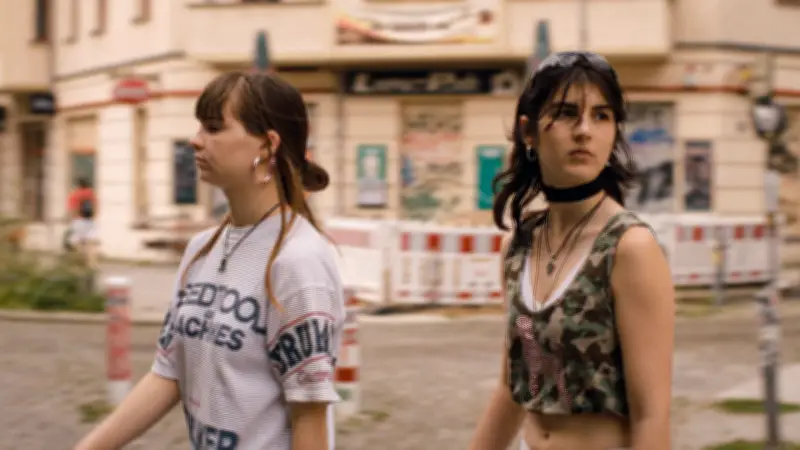 „Nulpen“: Berliner Sommerfilm feiert raues Debüt mit Stadt als Co-Star