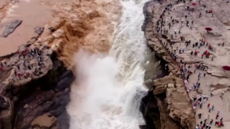 Nur für Stunden: Zweifarbiger Wasserfall in China begeistert