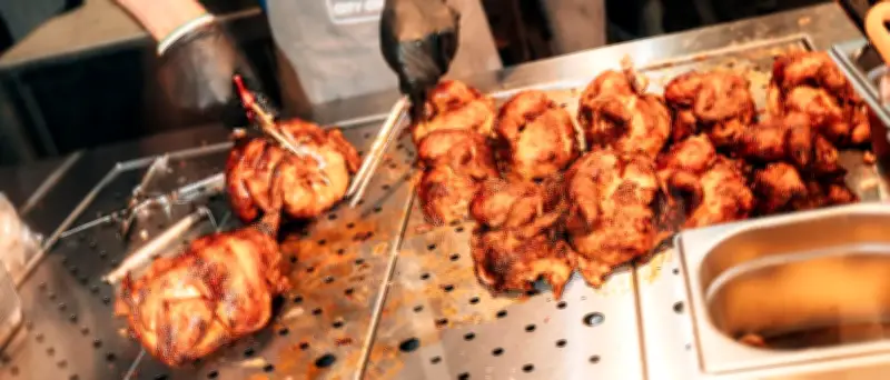 Omar Nhas: Mit „Nhas City Chicken“ zum Internet-Phänomen in Neukölln