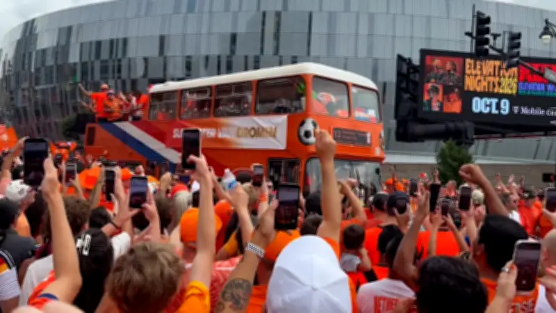 Oranje-Party-Bus rollt durch Kansas City: Niederländer feiern vor WM-Spiel