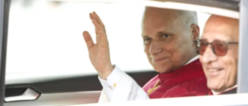 Papst Leo XIV. begeistert im Cockpit: Video geht viral