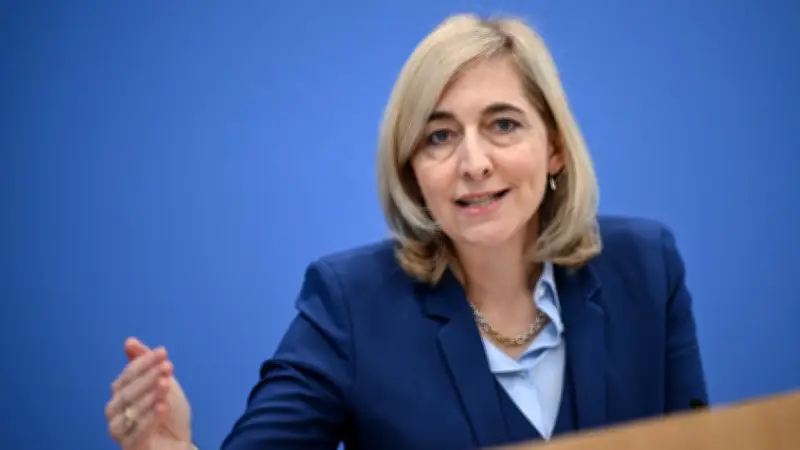 Pflegereform: Warken will Rentenkürzung für pflegende Angehörige