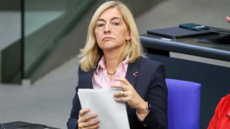 Pflegeversicherung: Milliardenloch und Sparpläne von Warken