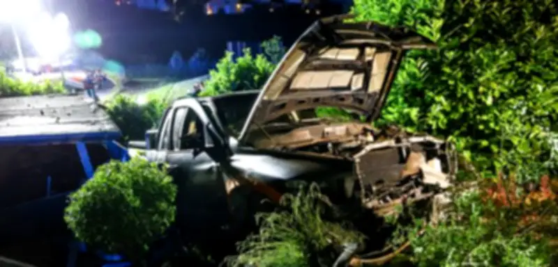 Pick-up mit neun Insassen rast in Vorgarten: Fahrer alkoholisiert