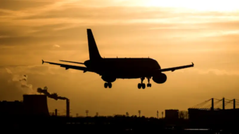 Pleitewelle rollt auf Billig-Airlines zu: Experte warnt vor Kerosinpreis-Krise