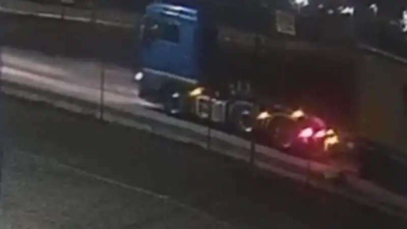 Polizei fahndet nach blauem MAN TGX: Todesfalle auf A281