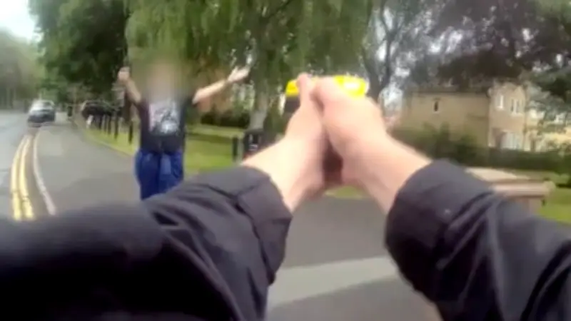 Polizei setzt neuen Taser ein: 60-Jähriger nach Messer-Drohung niedergestreckt