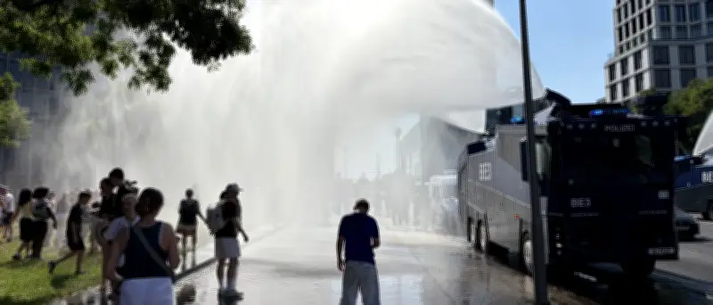 Polizei setzt Wasserwerfer gegen Hitze in Berlin ein