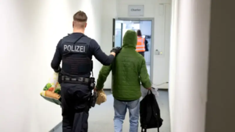Polizist packt aus: So verhindern Gewalt und Bürokratie Abschiebungen