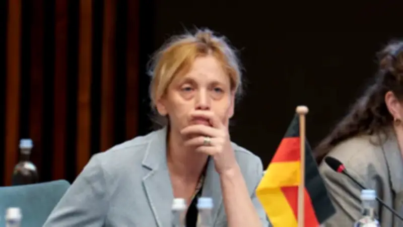 Prien erwägt kürzeres Elterngeld für höhere Zahlungen