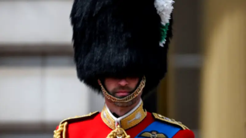 Prinz William unter Bärenfellmütze kaum erkennbar