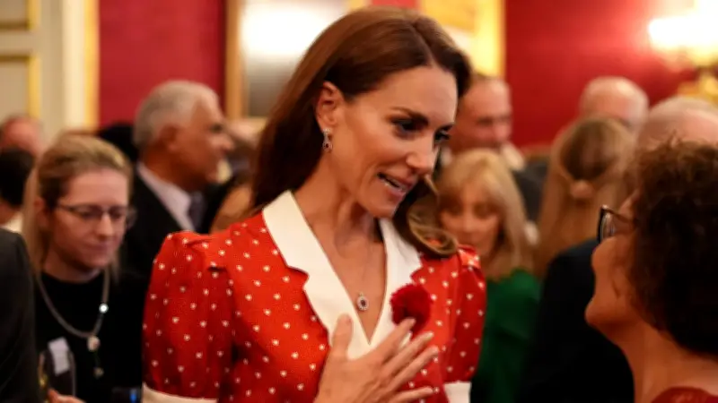 Prinzessin Kate rührt mit rotem Herzchen-Kleid bei Krebs-Charity