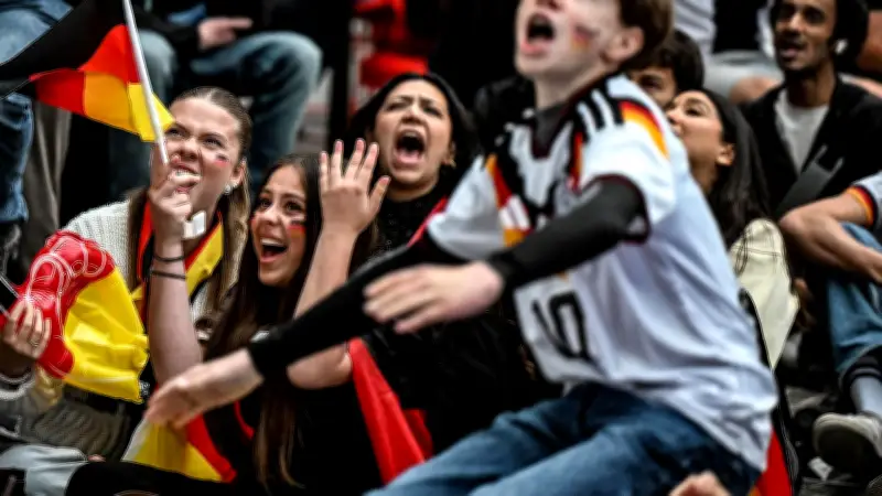 Public Viewing in Berlin: Fans feiern WM-Auftaktsieg gegen Curaçao