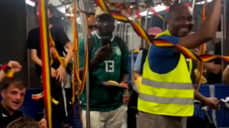Public Viewing in der Deutschen Bahn: DFB-Fans feiern im Zug