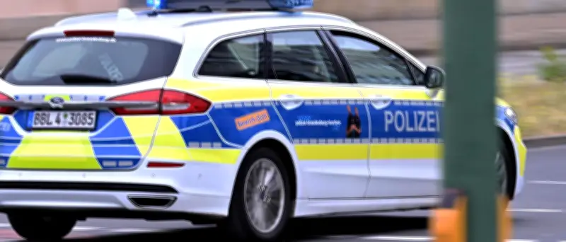 Randalierer in Groß Glienicke: Mann schlägt mit Lampenschirm auf Auto ein