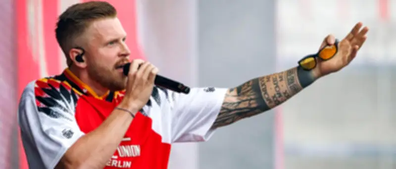 Rapper Finch lockt Hunderte zu Release-Party an Berliner Tankstelle