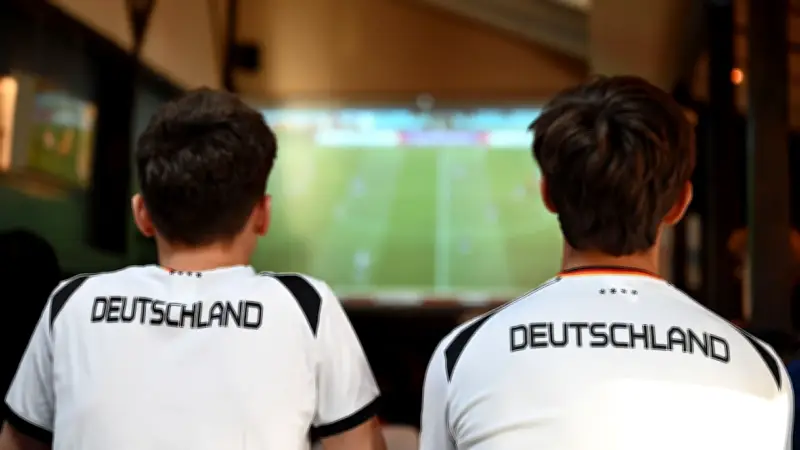 Rechtsanwalt klärt: Darf ich nach Deutschland-Spiel später zur Arbeit?