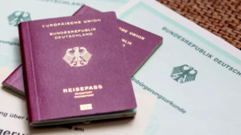 Rekord bei Einbürgerungen: 332.500 neue Deutsche in 2025