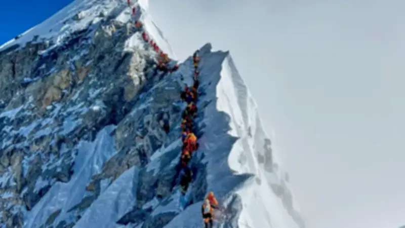 Rekord: Über 1000 Bergsteiger besteigen Mount Everest im Frühjahr