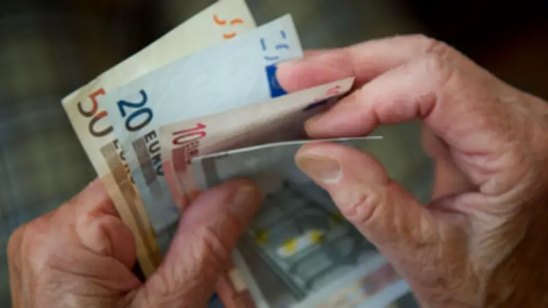 Rente, Tanken, Bürgergeld: Die wichtigsten Änderungen im Juli 2026