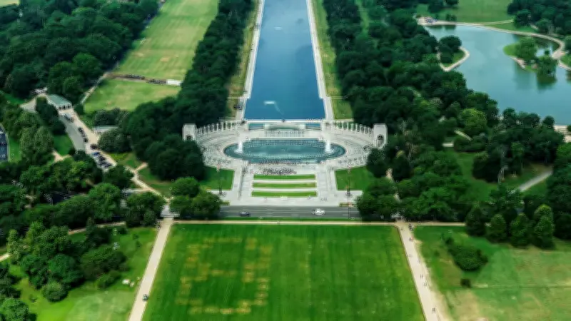 Riesen-Drohung auf Washingtoner Wiese: Zahlen 8647 gegen Trump