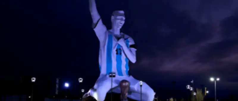 Riesige Messi-Statue in Cutral Có eingeweiht: 26 Meter hoch