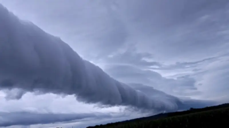 Riesige Wolken-Walze am Himmel von Texas gesichtet
