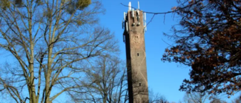 Rohrbruch auf B2 bei Potsdam: Verkehrsbehinderungen nach Wasserrohrbruch