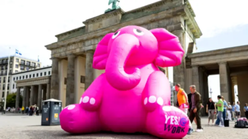 Rosa Elefant vor Brandenburger Tor: Aktion gegen Krebs-Tabu