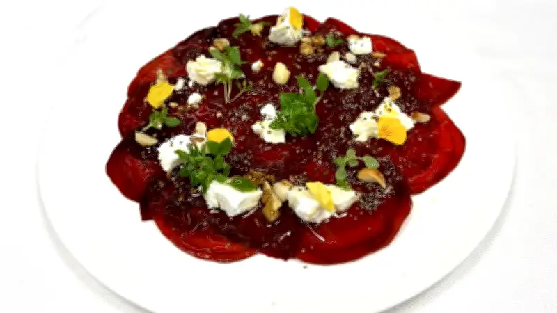 Rote-Bete-Carpaccio mit Ziegenkäse und Granola – Rezept von Florian Glauert