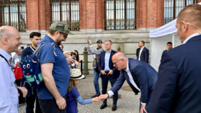 Rotes Rathaus: Kai Wegner begrüßt 4000 Gäste per Handschlag