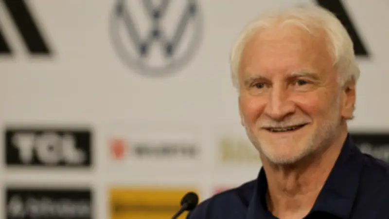 Rudi Völler sorgt mit „Nackter Kanone“ für Lacher bei Pressekonferenz