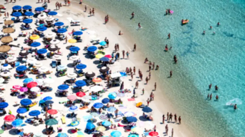 Sardinien: Sonnenschirmverbot am Strand sorgt für Spott und Unverständnis