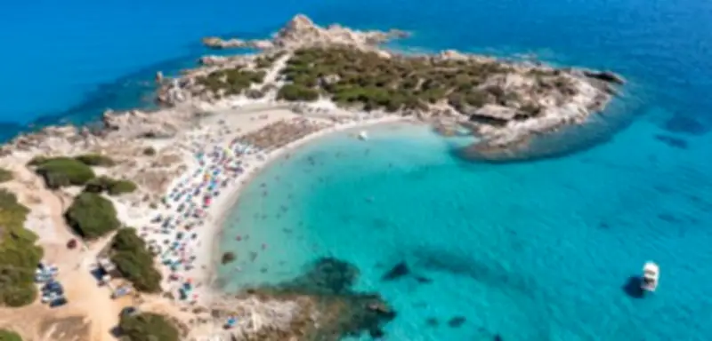 Sardinien: Strand verbietet Sonnenschirme für Erwachsene – Schutz oder Schikane?